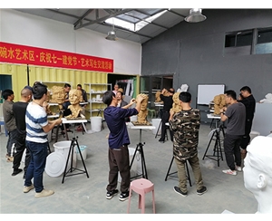 雕塑園區組織藝術(shù)寫(xiě)生